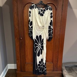 Elegant Black and White Floral Dress with Keyhole